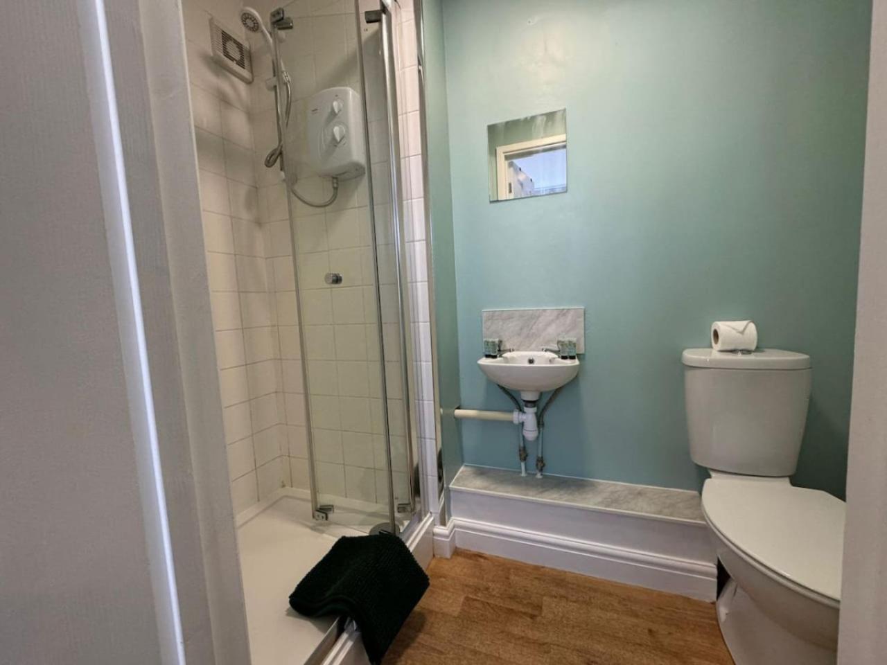 Stratton House, Sleeps 13, 6 Bedrooms, Parking, Long Disc *