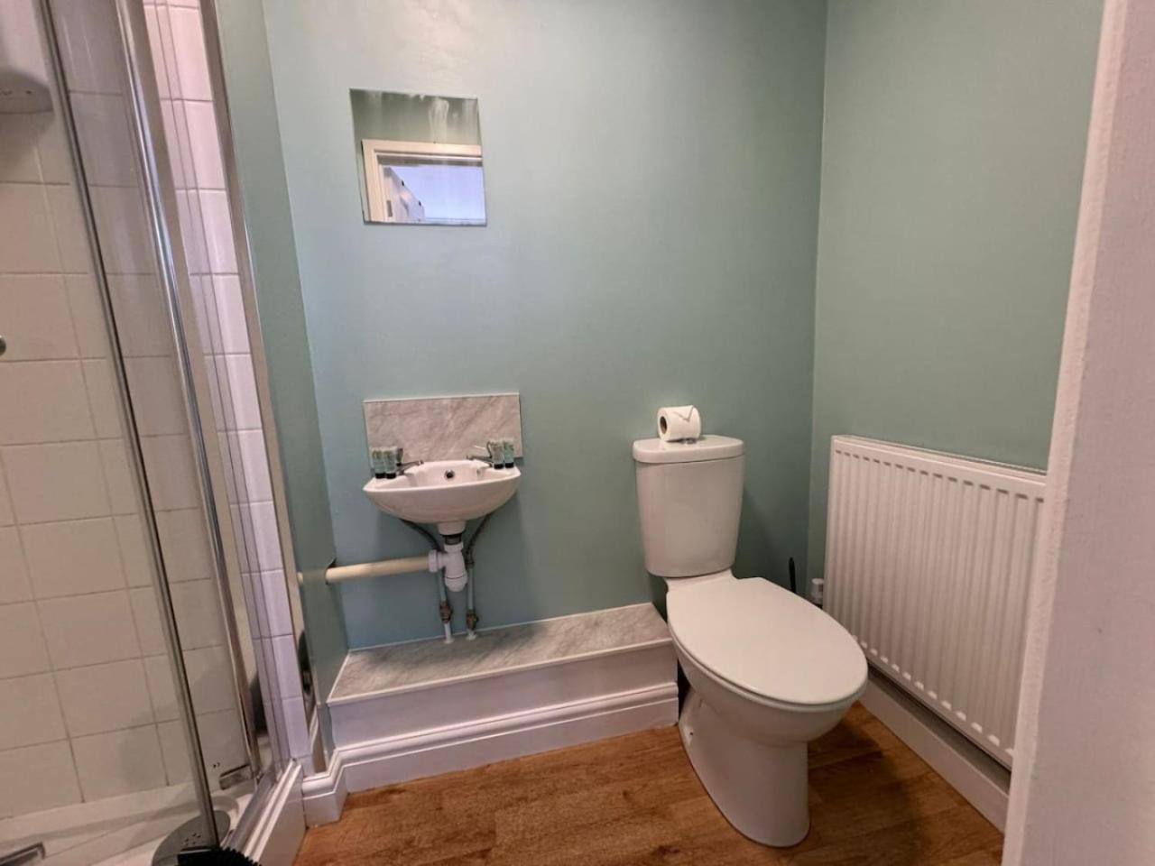 Holiday home Stratton House, Sleeps 13, 6 Bedrooms, Parking, Long Disc