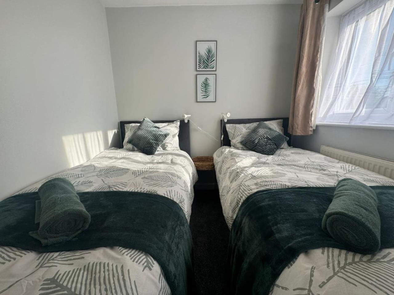 Stratton House, Sleeps 13, 6 Bedrooms, Parking, Long Disc Holiday home