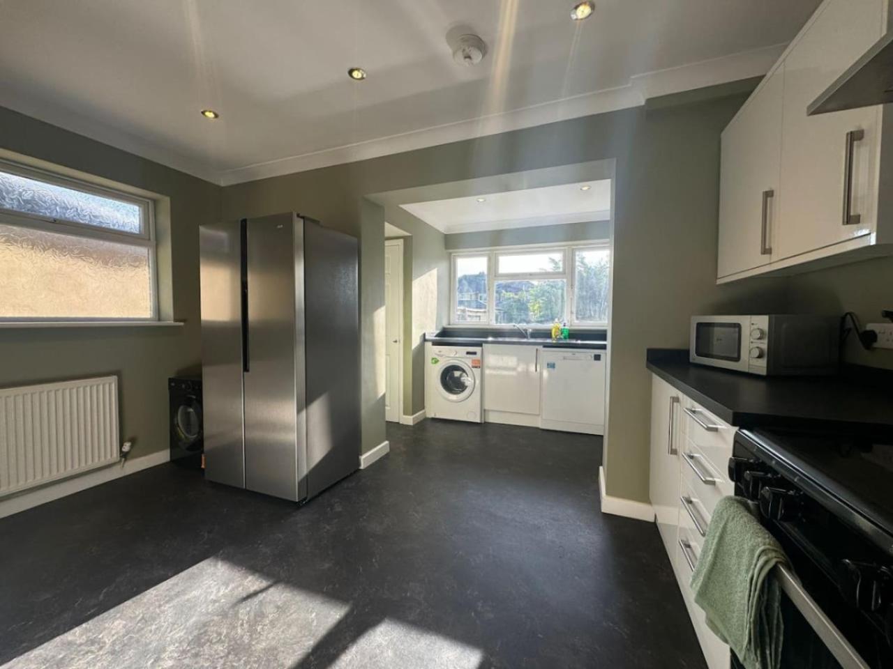 Holiday home Stratton House, Sleeps 13, 6 Bedrooms, Parking, Long Disc *