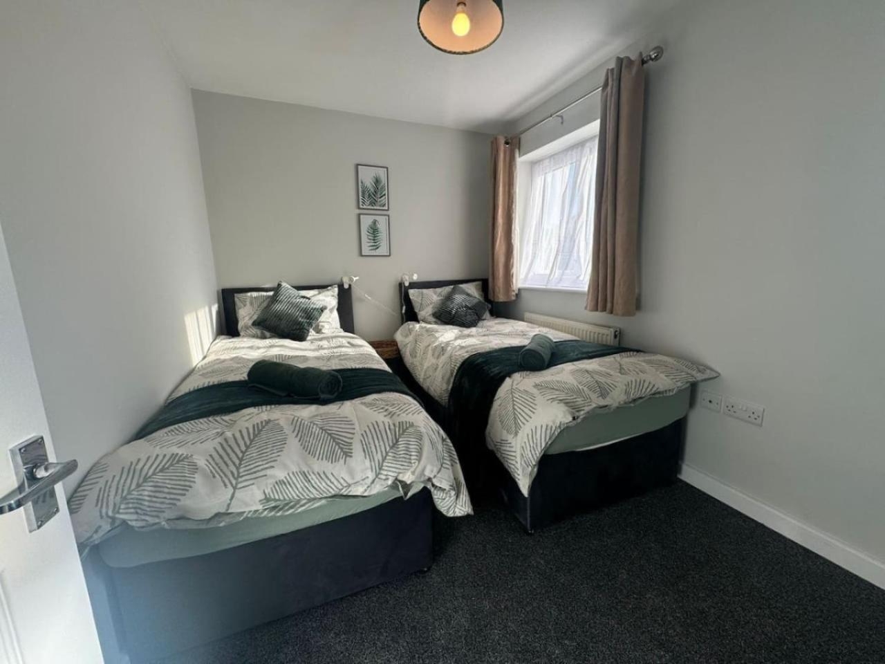 Stratton House, Sleeps 13, 6 Bedrooms, Parking, Long Disc