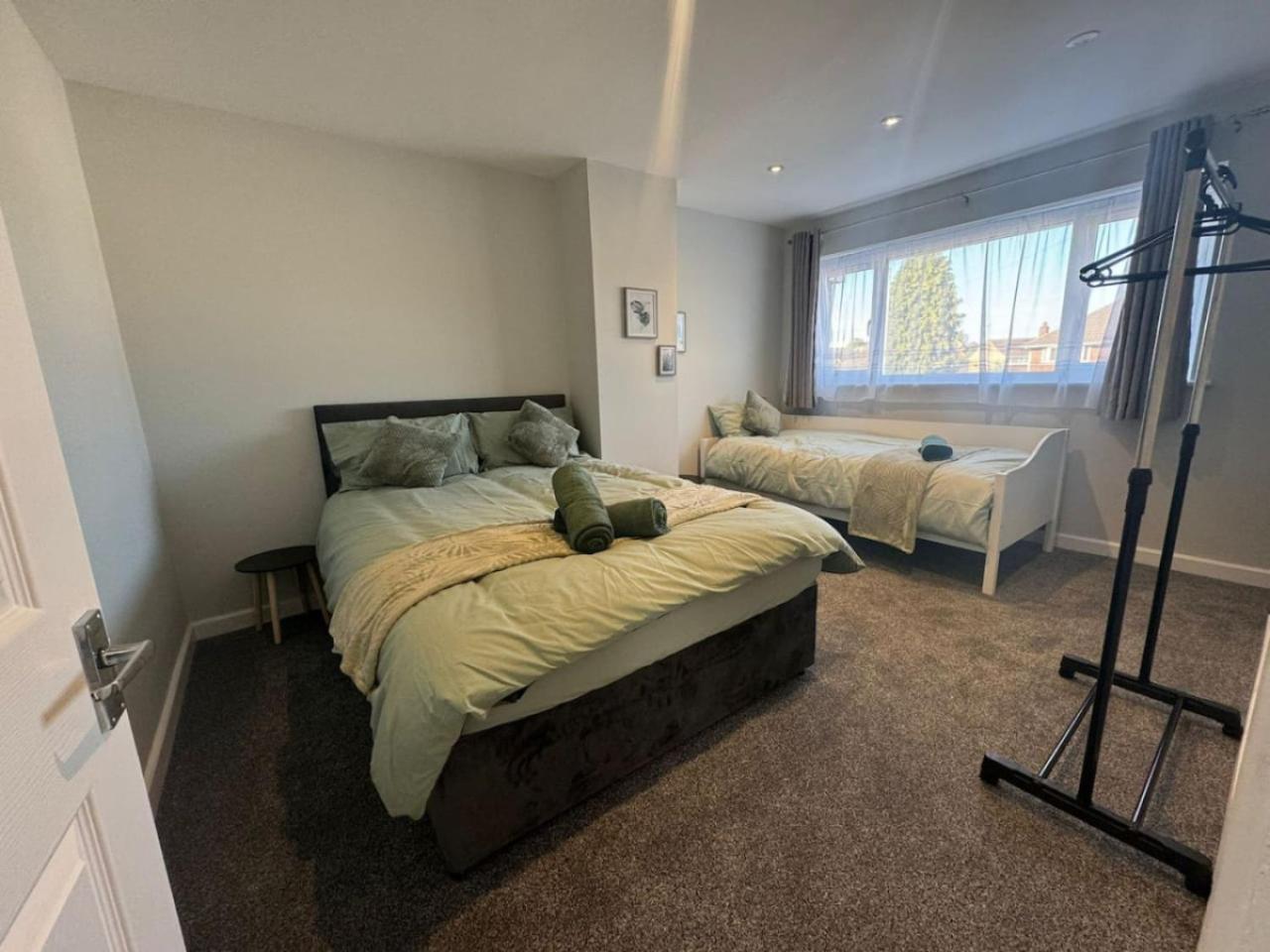 Holiday home Stratton House, Sleeps 13, 6 Bedrooms, Parking, Long Disc *