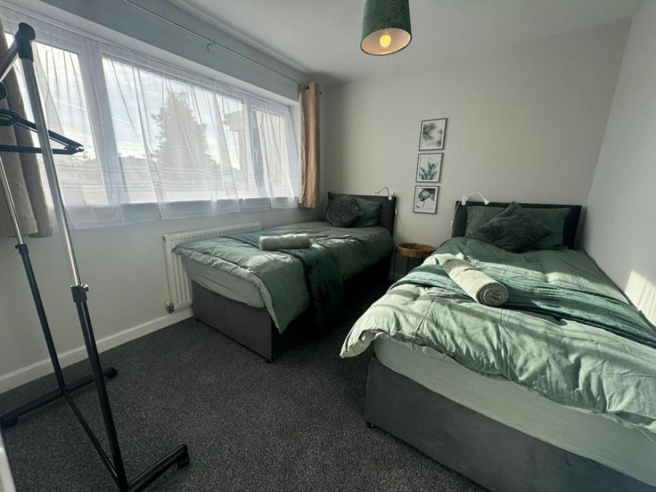 Stratton House, Sleeps 13, 6 Bedrooms, Parking, Long Disc Holiday home Swindon