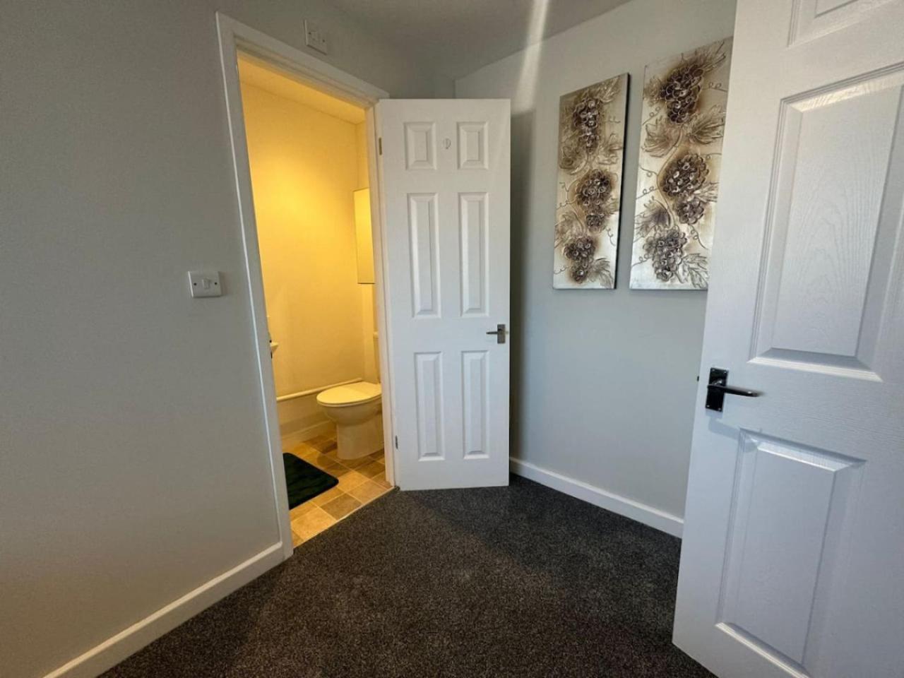 Holiday home Stratton House, Sleeps 13, 6 Bedrooms, Parking, Long Disc Swindon